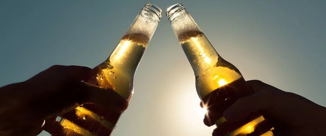 踢足球酒场规则_酒场踢足球规则_踢足球喝酒游戏怎么玩