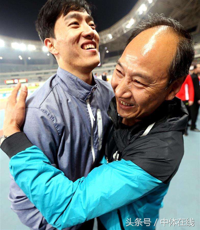 游泳菲尔普斯的世界纪录_游泳冠军菲尔_美国游泳冠军菲尔普斯金牌