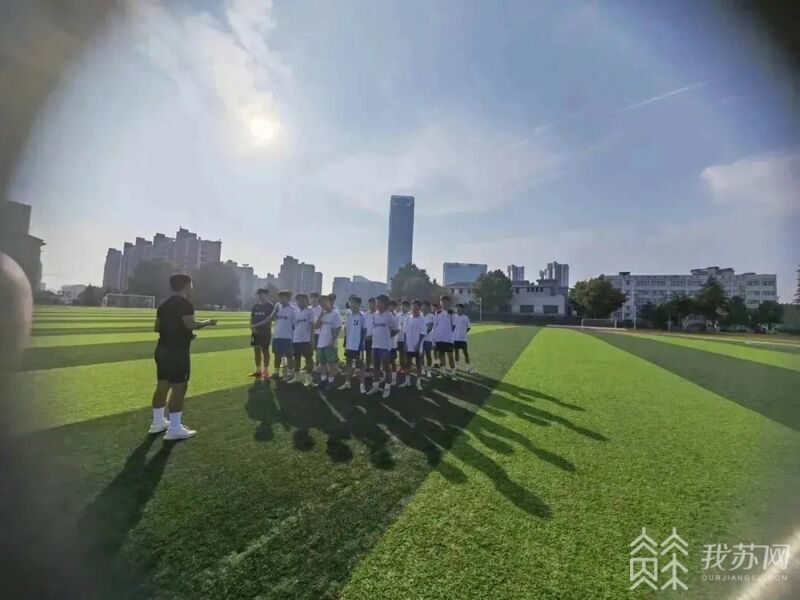 足球比赛获得冠军简报_学校足球比赛获得冠军简讯_足球比赛夺冠简报
