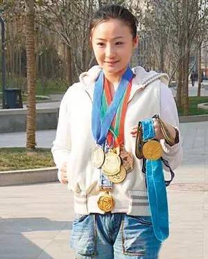 退役下场举重冠军后干什么_退役下场举重冠军后怎么办_举重冠军退役后的下场