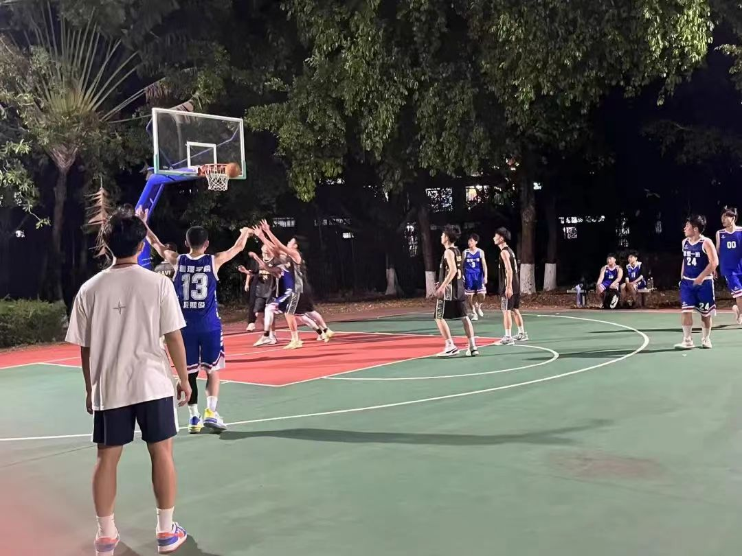 篮球禁区内的对抗规则是什么_篮球禁区内的规则_禁区篮球争球站位图解