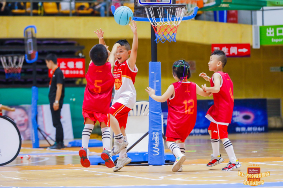 幼儿园篮球双手运球教案_幼儿篮球双手运球规则图片_篮球双手运球动作要领