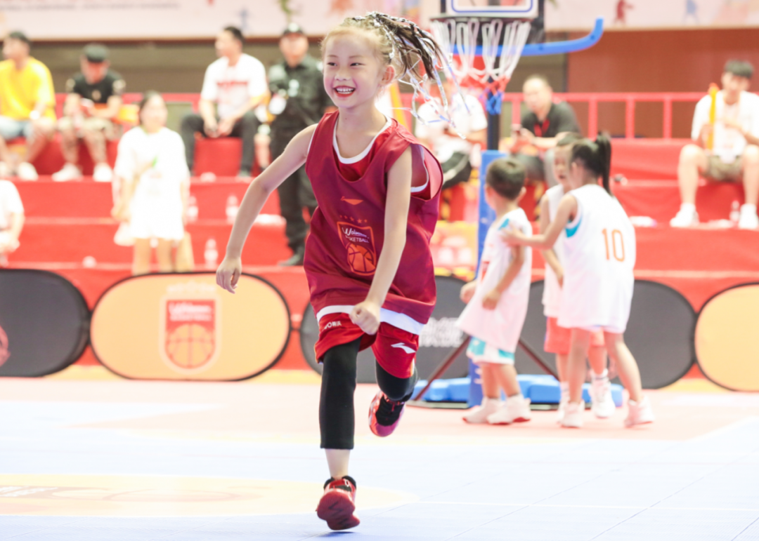 篮球双手运球动作要领_幼儿园篮球双手运球教案_幼儿篮球双手运球规则图片