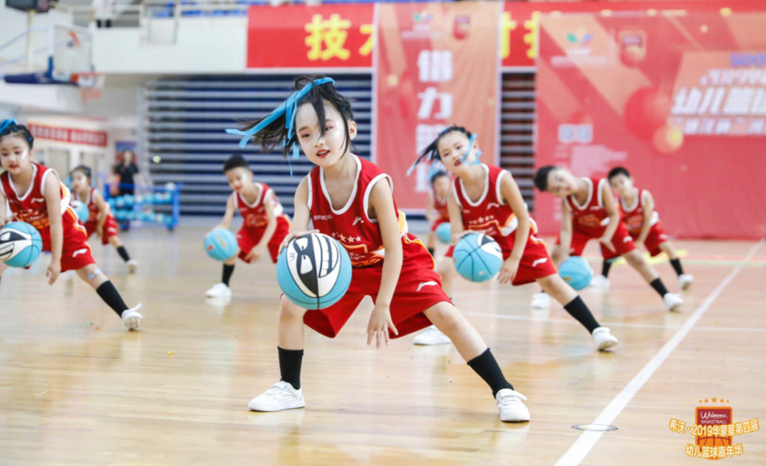 篮球双手运球动作要领_幼儿园篮球双手运球教案_幼儿篮球双手运球规则图片